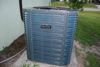 1048 Hunt St NW in Palm Bay, FL - Foto de edificio - Building Photo