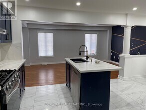 3351 Southwick St in Mississauga, ON - Building Photo - Building Photo