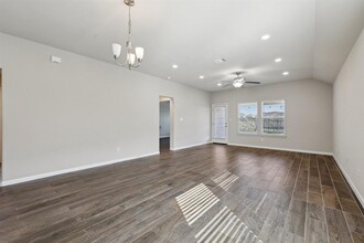 108 Bright Star Ln in Andice, TX - Foto de edificio - Building Photo