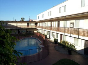 Laguna Gardens Apartments in Oxnard, CA - Foto de edificio - Building Photo