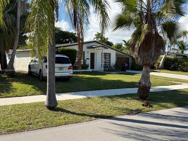 19810 Holiday Rd in Cutler Bay, FL - Building Photo - Building Photo