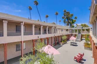 Central Inglewood Life – Gated Living Near in Inglewood, CA - Foto de edificio - Building Photo