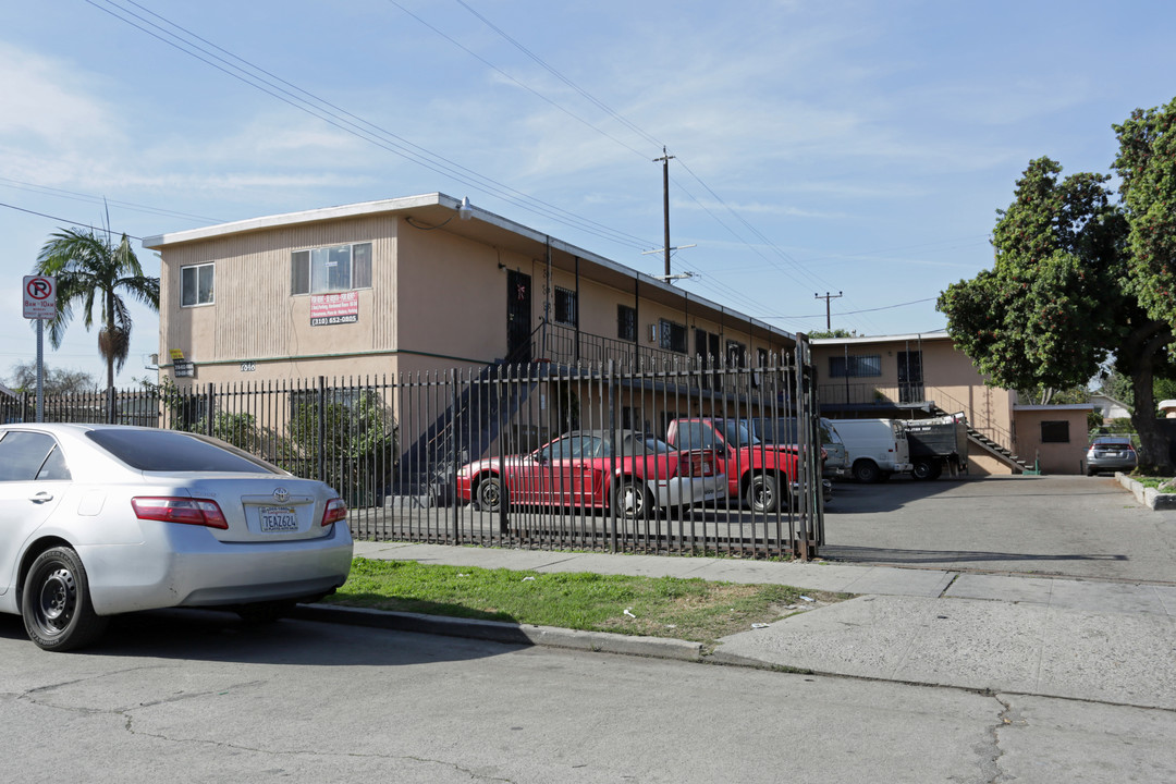 7833 Towne Ave in Los Angeles, CA - Foto de edificio