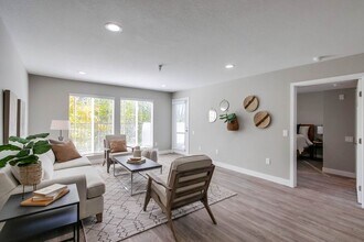 Eugene Eddy in San Marcos, CA - Foto de edificio - Interior Photo