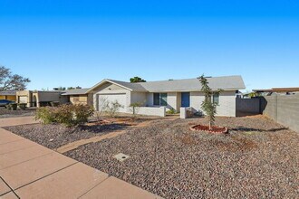 1056 S Lazona Dr in Mesa, AZ - Foto de edificio - Building Photo