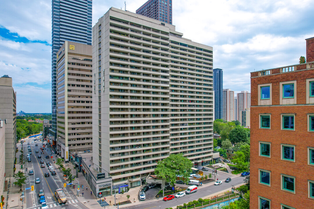 Huntley Apartments in Toronto, ON - Building Photo