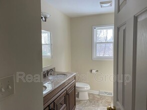 57 Dorsman Dr in Clifton Park, NY - Building Photo - Building Photo