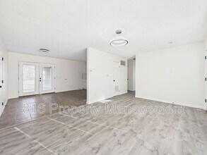 8506 E 111 St in Kansas City, MO - Foto de edificio - Building Photo