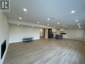 212 Scrivener Dr in Aurora, ON - Building Photo - Building Photo