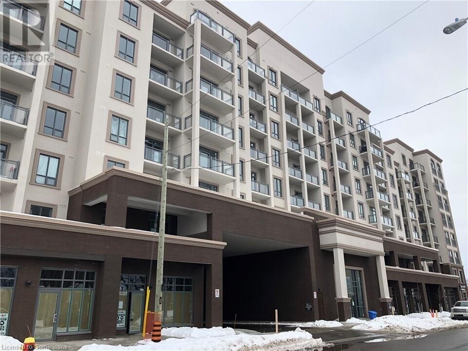 2490 Old Bronte Rd in Oakville, ON - Building Photo