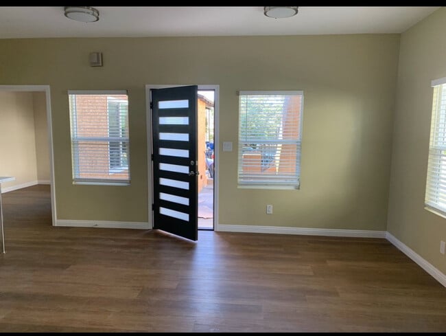 5117 W 21st St, Unit Daniel Yohannes in Los Angeles, CA - Building Photo - Building Photo