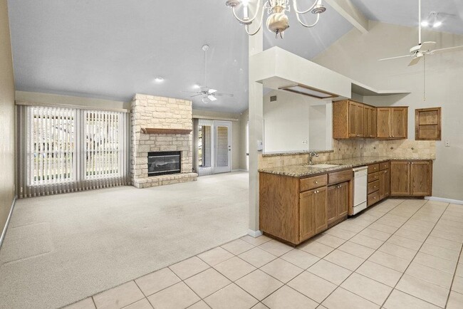 32 Fairway Ln in Meadowlakes, TX - Foto de edificio - Building Photo