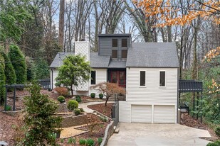 4595 Dudley Ln in Atlanta, GA - Building Photo