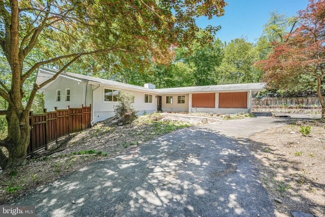 866 Canal Dr in McLean, VA - Building Photo - Building Photo