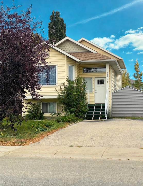 9425 Lakeland Dr in Grande Prairie, AB - Building Photo