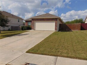 124 Hollis Ln in Kyle, TX - Building Photo - Building Photo