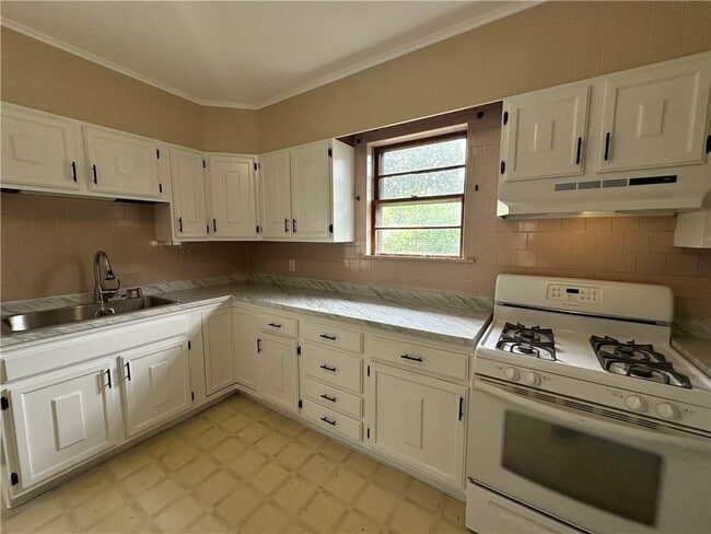 1243 Cranston St in Cranston, RI - Building Photo - Building Photo