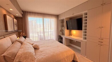 45 SW 9th St, Unit 1401 in Miami, FL - Building Photo - Building Photo