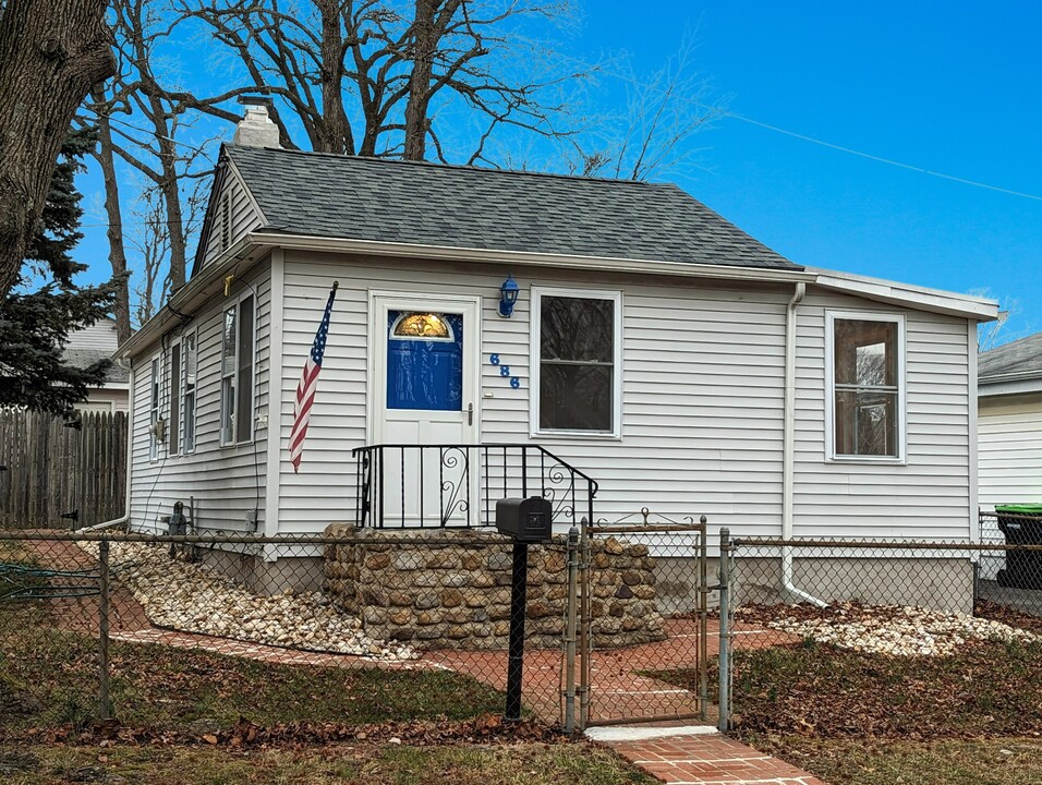 686 Grove Ave in South Amboy, NJ - Building Photo