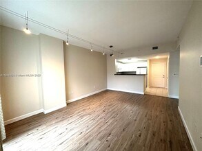 10 Aragon Ave in Coral Gables, FL - Building Photo - Building Photo