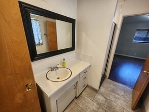 360 West Ave in Gustine, CA - Building Photo - Building Photo