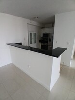 425 NE 30th St, Unit 203 in Miami, FL - Building Photo