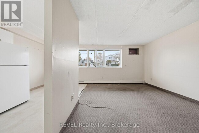 19 Manchester Ave in St Catharines, ON - Building Photo - Building Photo