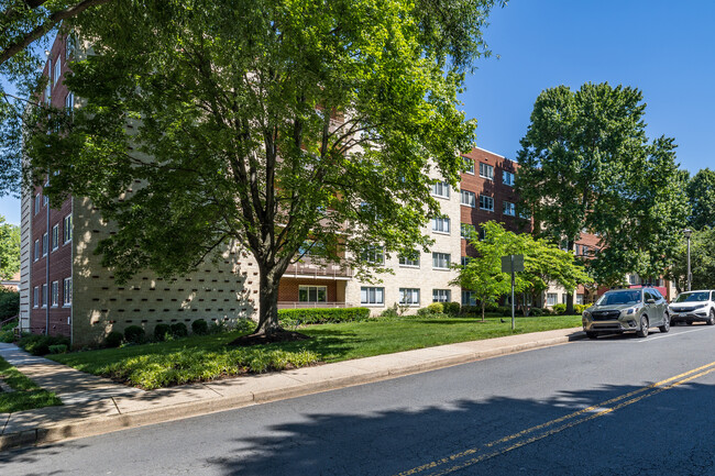 Park Towers Condominium in Falls Church, VA - Building Photo - Building Photo