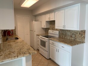 10355 Paradise Blvd in Treasure Island, FL - Building Photo - Building Photo