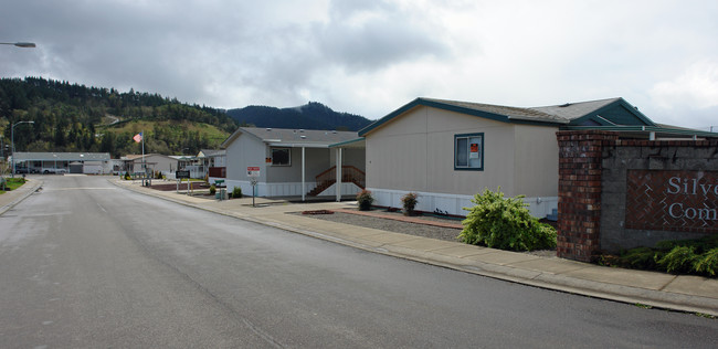 1000 E Central Ave in Sutherlin, OR - Foto de edificio - Building Photo