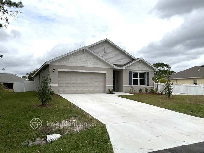 1375 Valencia St SE in Palm Bay, FL - Foto de edificio - Building Photo