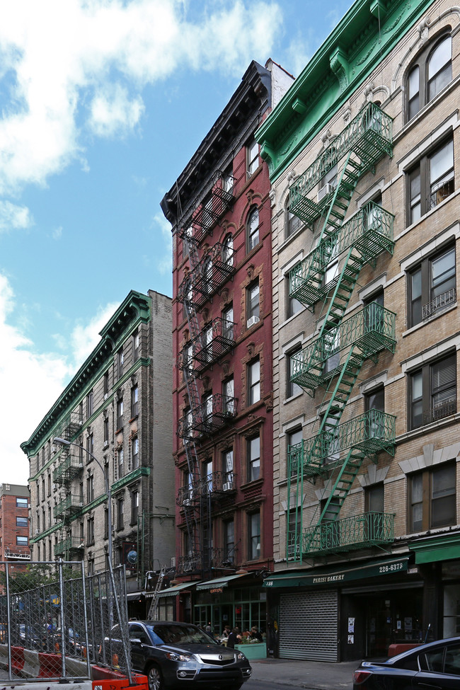 200 Mott St in New York, NY - Foto de edificio - Building Photo