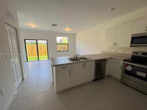 875 NE 211th St in North Miami Beach, FL - Building Photo - Building Photo