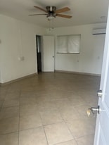 1064 N Tamiami Trl in North Fort Myers, FL - Building Photo