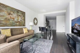 555 10th Ave in New York, NY - Building Photo
