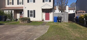 621 Aubrey Dr in Virginia Beach, VA - Building Photo
