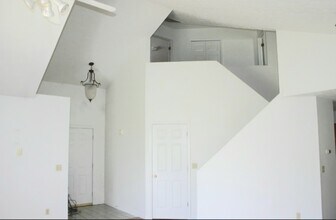 2406 Meadow Spring Cir in Akron, OH - Building Photo - Building Photo