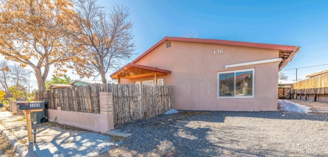 136 Fiesta St in Santa Fe, NM - Foto de edificio - Building Photo