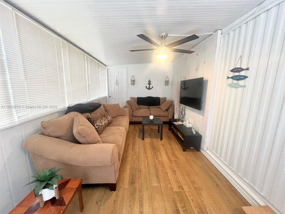 231 W Lake Dr in Hallandale Beach, FL - Building Photo