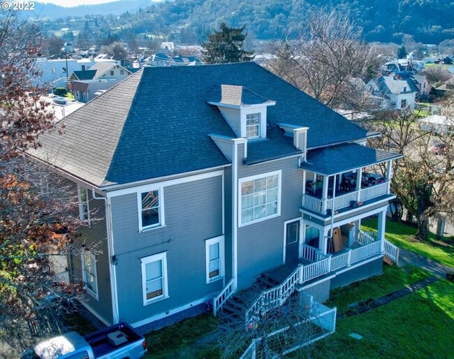 957 SE Stephens St in Roseburg, OR - Building Photo - Building Photo