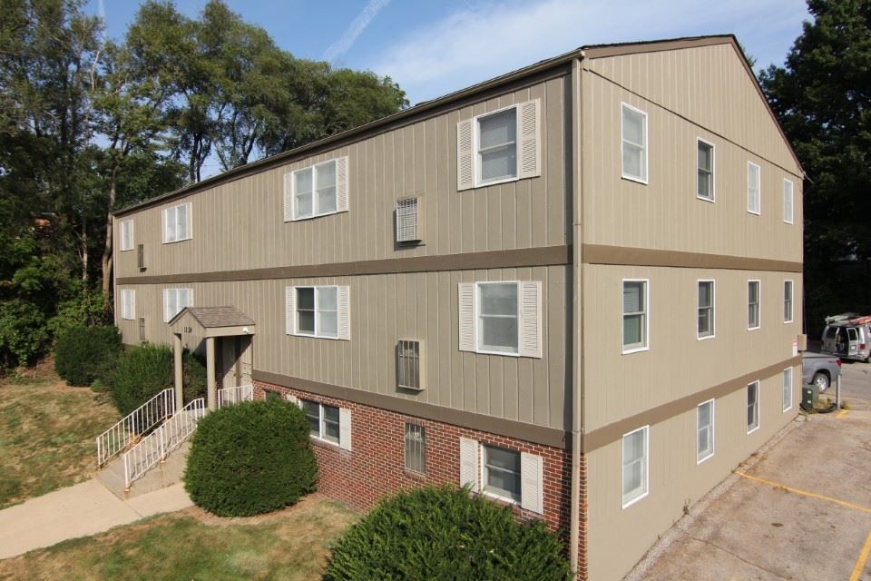 1124 Oakcrest St in Iowa City, IA - Building Photo