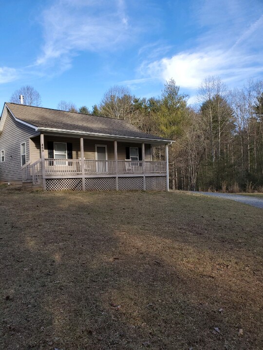 469 Berea Church Rd in Hendersonville, NC - Foto de edificio