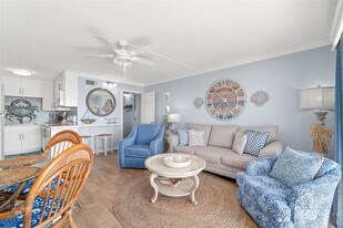 8743 Thomas Dr in Panama City Beach, FL - Building Photo