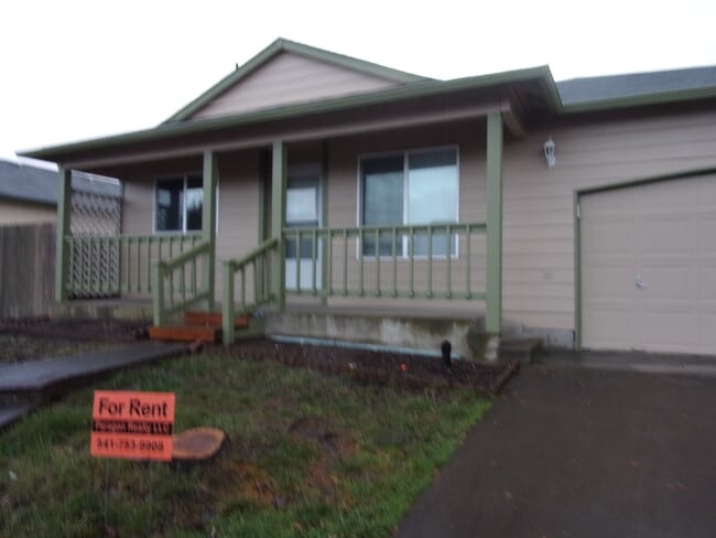 2295 Monticello St in Albany, OR - Foto de edificio - Building Photo