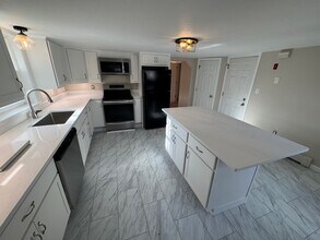 456 Mattakeesett St, Unit 3 in Pembroke, MA - Foto de edificio - Building Photo