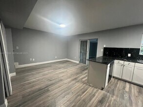 451 NE 136th St in North Miami, FL - Foto de edificio - Building Photo