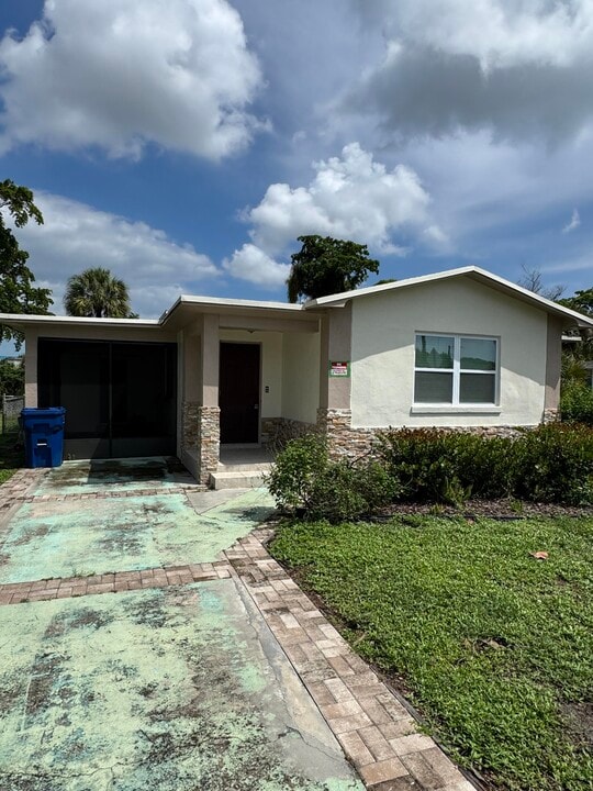 718 W 10th St in Riviera Beach, FL - Building Photo