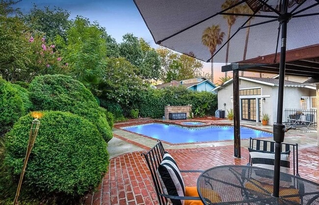10429 Wheatland Ave in Los Angeles, CA - Building Photo - Building Photo