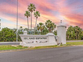 105 Island Way in Clearwater, FL - Building Photo