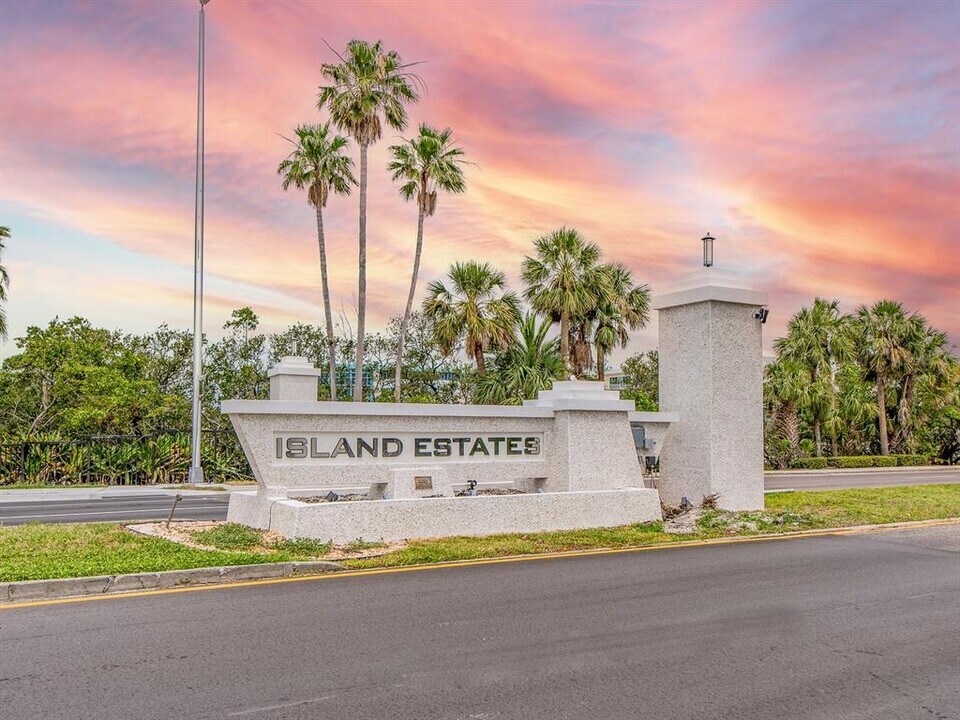 105 Island Way in Clearwater, FL - Building Photo